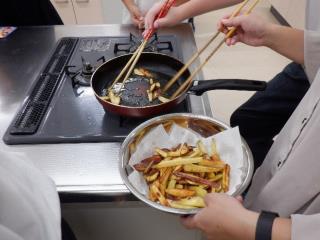 写真：考える会で調理実習の様子2