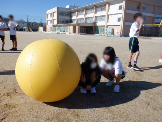写真：体育大会に向けて色別の「朝連」の様子1