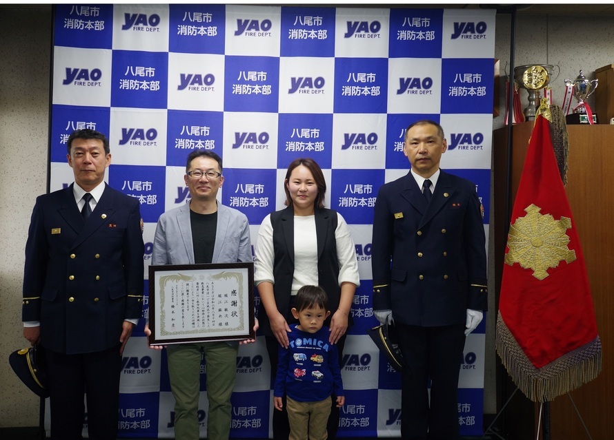 写真：署長、感謝状と共に記念写真