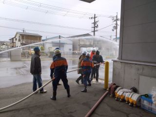 写真：可搬ポンプからの放水