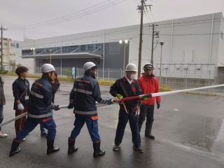 写真：可搬ポンプからの放水