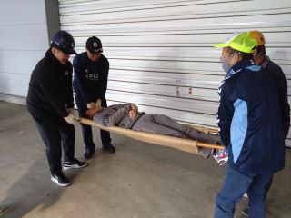 写真：応急担架の作製