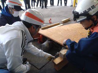 写真：倒壊家屋からの救出