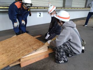 写真：倒壊家屋からの救出