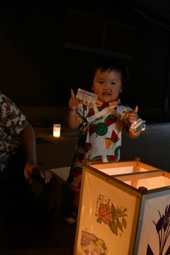 写真：燈籠と子ども