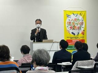 写真：挨拶をする保健所所長
