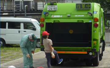 写真：ごみ投入体験
