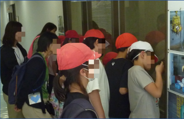 写真：見学通路からクレーンを見ています