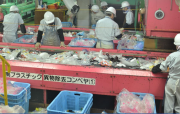 写真：容器包装プラスチックの手選別作業