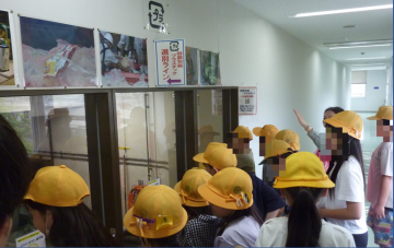 写真：容器包装プラスチックの手選別を見学