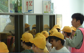 写真：ビンの手選別作業