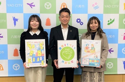 写真：市長とポスターを作成した学生たち