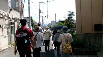 写真：みんなで歩く様子