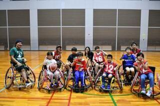 参加者全員と講師の集合写真