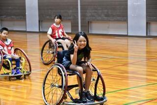 写真：ピースをする女の子