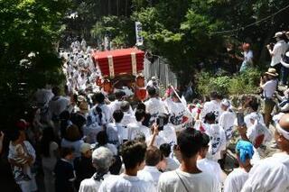 写真：祭りをにぎわす人々の様子