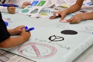 写真：ポスター作りをする子どもたち2