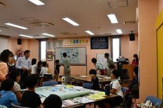 写真：枝豆を抜き取り笑顔の参加者
