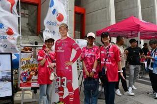 写真：西尾選手の等身大パネルと写真撮影する3人の女性