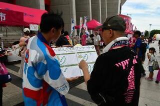写真：八尾えだまめアンケートに答える男性