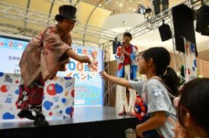 写真：辻笙さんから立体紙切りのうさぎをもらうこども