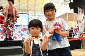 写真：立体紙切りのうさぎを手によろこぶこども
