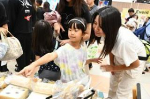 写真：八尾市ブース米粉のお菓子を選ぶ親子