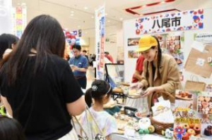 写真：八尾市ブースで米粉のお菓子を販売する様子