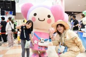 写真：ゆるキャラ「シュガラブちゃん」と記念撮影