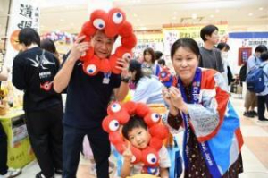 写真：万博を盛り上げる親子と市長