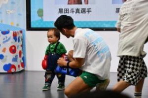 写真：ステージでミット打ちに挑戦するこども