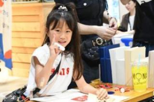 写真：ワークショップを楽しむ女の子