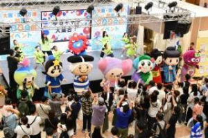 写真：自治体ゆるキャラが集まってミャクミャクダンス