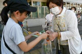 写真：市民に手渡す様子