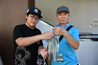 写真：市民とにこやかにならぶ児童
