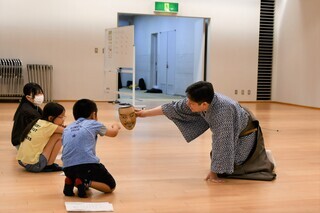 写真：面の解説を聞く子ども達