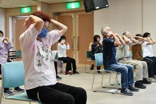 写真：肩を回す運動