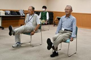 写真：足を伸ばす運動2