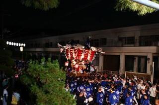 写真：鳥居の向こうへ去っていく布団太鼓
