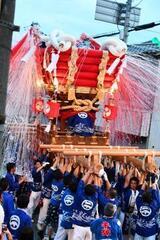 写真：布団太鼓から投げられるテープ