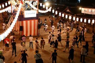 写真：4重の輪で櫓を囲みながら踊る様子