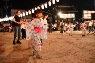 写真：河内音頭を楽しむ子ども