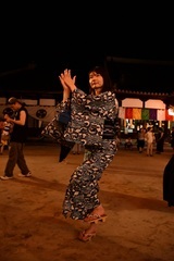 写真：河内音頭を楽しむ女性2