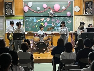 写真:生徒らによるライブの様子