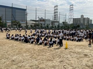 写真：校庭に集まった子供たち1