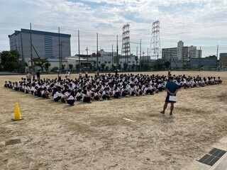 写真：校庭に集まった子供たち2