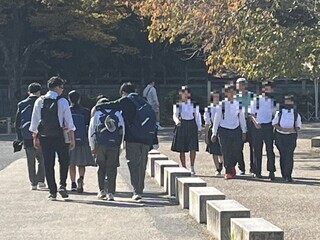 写真：戦跡をめぐる生徒ら1
