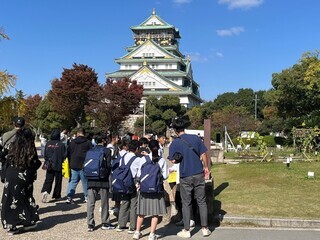 写真：戦跡をめぐる生徒ら2