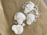 写真:制作中のシュガースカルたち