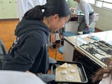 写真:シュガースカルをオーブンに入れる様子